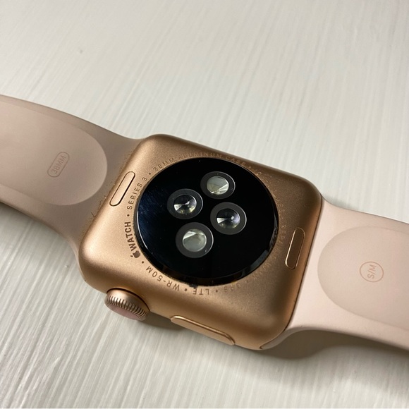 Apple Watch with Bands (broken screen) - Picture 8 of 12